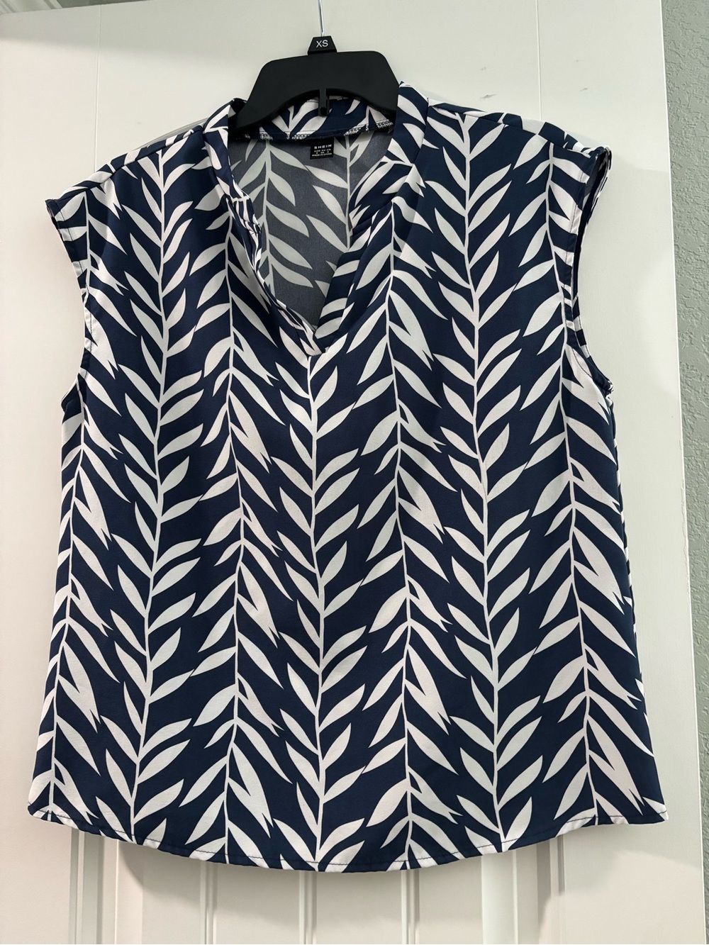 SHEIN Navy and White Leaf-Print V-Neck Sleeveless Top